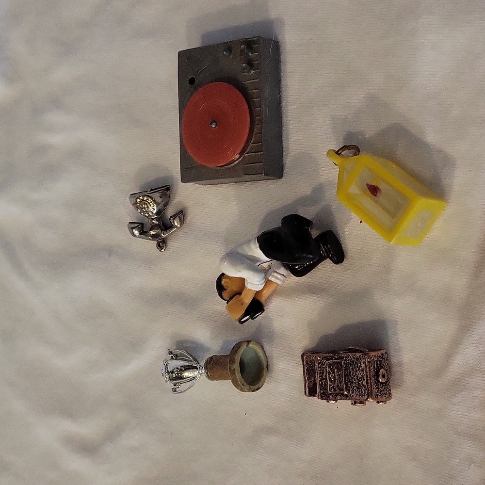 Mintures Record Player Cameraman Phone Trouphy Lantern and Camera